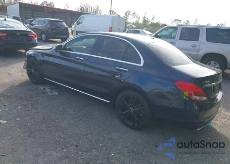 2018 Mercedes-Benz C 300 z USA, uszkodzony, nr VIN 55SWF4JB0JU274929